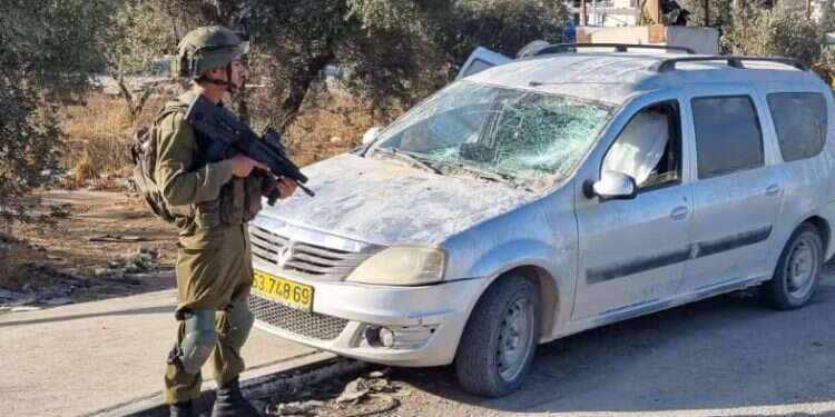רכב שנרגם באבנים ליד חווארה. ללא קרדיט בצה"ל צריכים להתמודד עם גל הטרור וחוסר האמון הקורס של המתיישבים