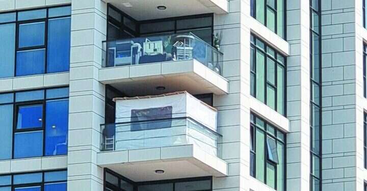 סוכה בבניין רב קומות בתל־אביב, אילוסטרציה סוכה ומגדל: ישראל צריכה להתכונן ליום שאחרי סוכה לכל מבקש