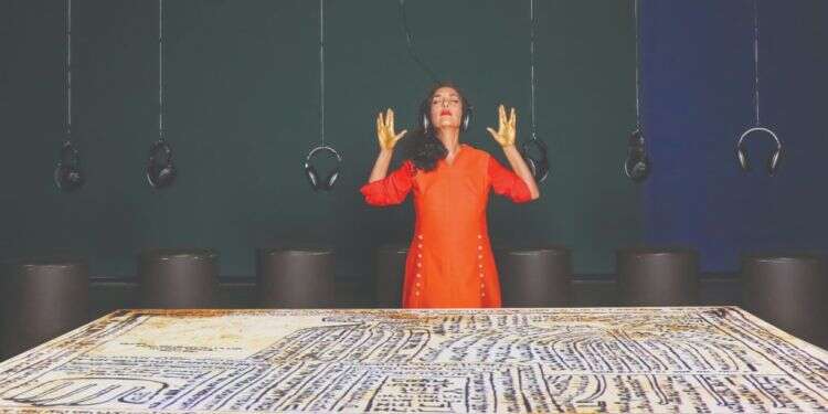 שמות מלאכים וקמעות. ויקטוריה חנה. צילום: תמר אייזנברג שמות מלאכים וקמעות: ויקטוריה חנה חוזרת אל הטקסטים המאגיים הקדומים