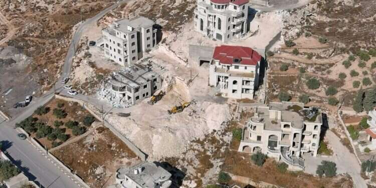 בניה בלתי חוקית, מחמס, ארכיון. צילום: רגבים הפלסטינים נלחמים עם מערבלי בטון וירי חי, ו"מר ביטחון" שותק