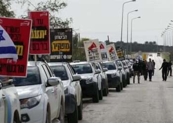 הרבש"צים מול ביתו של גנץ: "שכר של 12 שקל לשעה הוא לא הגיוני"