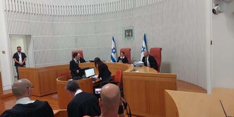 על פי הערות השופטים, לא נראה שבג"ץ יעכב את חתימת ההסכם עם לבנון