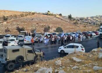 הפגנת מתיישבים נגד הטרור המתיישבים יצאו למחות נגד הפיגועים – והפכו למטרה של המשטרה