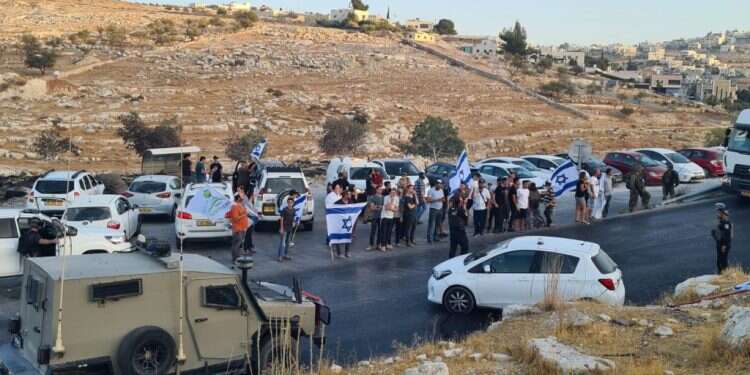 הפגנת מתיישבים נגד הטרור המתיישבים יצאו למחות נגד הפיגועים – והפכו למטרה של המשטרה