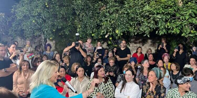 שרה נתניהו בחוג בית. ללא קרדיט הלהיט החדש בקמפיין הליכוד: חוגי בית עם שרה נתניהו