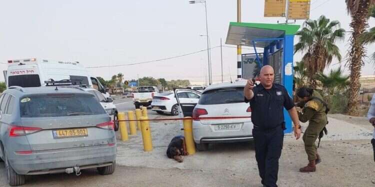 זירת הפיגוע בצומת אלמוג. צילום: TPS המחבל באלמוג נוטרל עם נשק שהמשטרה החזירה רק בעקבות לחץ ציבורי