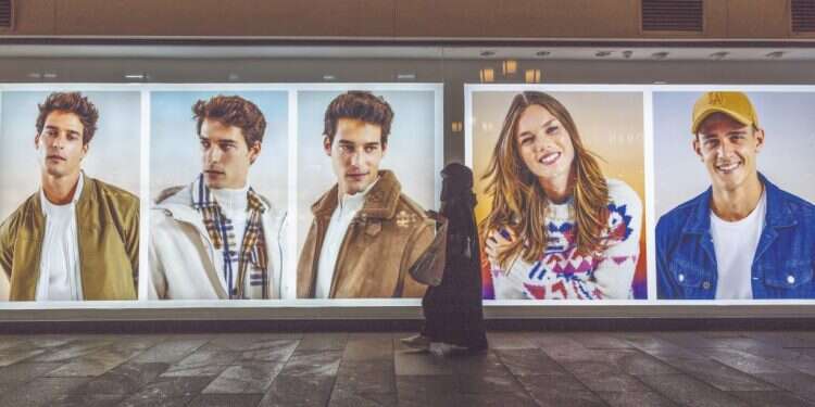 מאבק בין חילון לדת. פרסומת באיסטנבול. צילום: אנצ'ו גוש, ג'יני מדינה אחת לשני עמים: המאבק בין מוסלמים לחילונים קורע את טורקיה