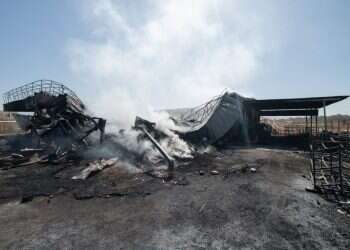 משק דור הוצת בליל יום הכיפורים. מצלמות האבטחה תיעדו שני רעולי פנים