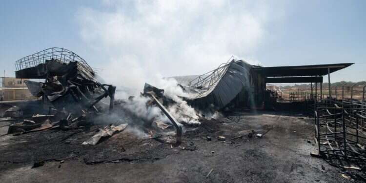 בקושי הצליחו לסגור את המקררים. מפעל האריזה העשן, אתמול צילומים: שריה דיאמנט משק דור הוצת בליל יום הכיפורים. מצלמות האבטחה תיעדו שני רעולי פנים