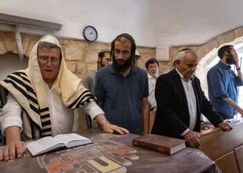 "הבן של": המפגש המחודש של יהורם גאון עם דמותו של אביו בכפר התימנים