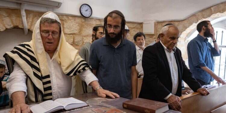 יהורם גאון בתפילה בבית הכנסת  "הבן של": המפגש המחודש של יהורם גאון עם דמותו של אביו בכפר התימנים