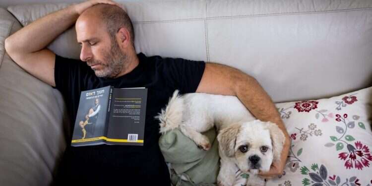 החיים הם רק תקופה. חנוך דאום. צילום: אריק סולטן זרם התודעה של חנוך דאום שוב הפך לספר רב-מכר