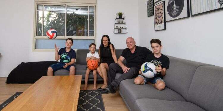 משפחת קראוס, מרחביה. צילום: אייל מרגולין - ג'יני "אנחנו אנשים שונים מאוד: אני פדנטית והוא חי בלי תכנון מוקדם"