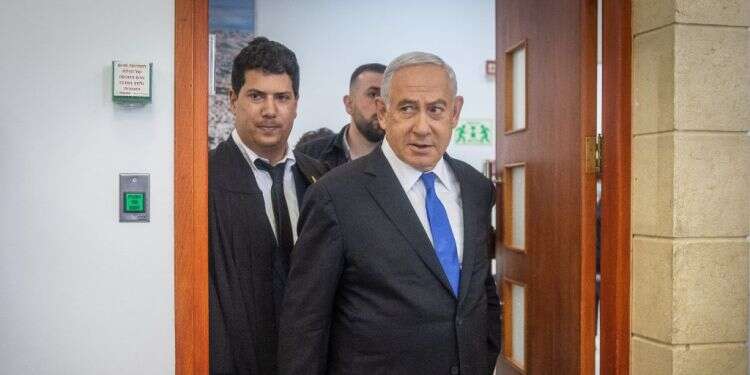 נתניהו ועורך דינו עמית  חדד בבית המשפט, ארכיון. צילום: יונתן זינדל/פלאש 90 "המשפט" הוא סרט שמאיר את המקום שבו התקשורת הישראלית נכשלה בענק