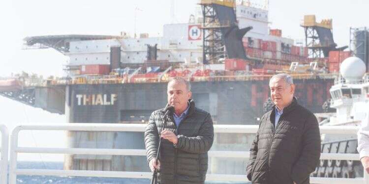 שטייניץ ונתניהו במאגר לווייתן, 2019צילום: מארק ישראל סלם שטייניץ נגד ההסכם: "ישראל ויתרה על מים בשטח זהה ל־17 פעמים תל־אביב"