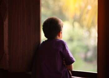 ילד חלון מחכה ציפייה המתנה