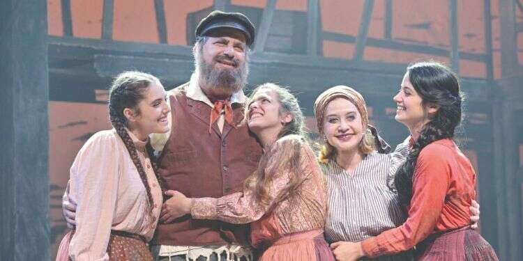 נתן דטנר וסנדרה שדה במחזמר  סוד הקסם של טוביה החולב