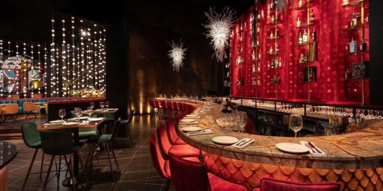 הבר של פופה. צילום אבי כהן הכל גדול מהחיים במסעדה הזו: גם המחירים