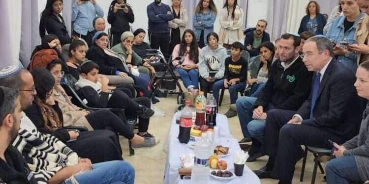 שגריר ארה "הוא אמר שיום אחד יעבור ל'גן עדן של השומרון'": מכרי הנרצחים בפיגוע באריאל סופדים להם