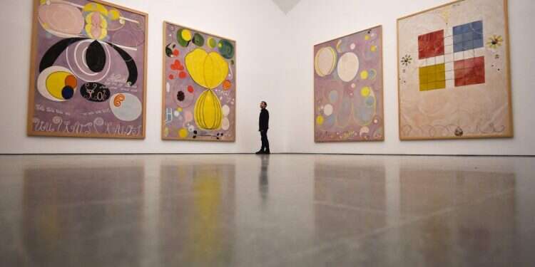 חשיפתם המחודשת של הציורים חייבה לבחון מחדש את תרומתה של אמנות נשית להופעת הציור המודרני. תערוכה מציורי הילמה אף קלינט בלונדון. צילום: AFP