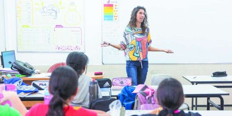 מורה בבית ספר. אילוסטרציה. צילום: לירון מולדובן יעל אוזן שואפת לנפץ לילדי באר שבע את האשליה שאפשר להצליח רק במרכז הארץ
