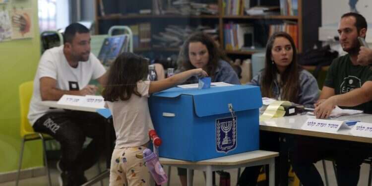 מצביעה צעירה בקלפי. צילום: EPA 66.3 אחוזי הצבעה שעה לפני תוצאות המדגמים