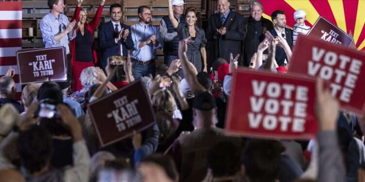 מועמדי המפלגה הרפובליקנית באריזונה בכנס בחירות, אתמול. צילום: AFP צפו: בנבדה כבר חוגגים את הניצחון הרפובליקני הצפוי בבחירות, ומחכים לטראמפ