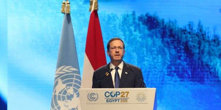 הנשיא יצחק הרצוג נואם בוועידת האקלים בשארם א-שייח. צילום: EPA ועידת אקלים? בשארם א-שייח עסוקים בעיקר בפוליטיקה