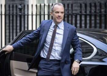 הצרות של ראש הממשלה החדש בבריטניה: סגנו נחקר על התעמרות בעובדים