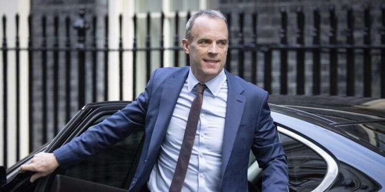 הצרות של ראש הממשלה החדש בבריטניה: סגנו נחקר על התעמרות בעובדים