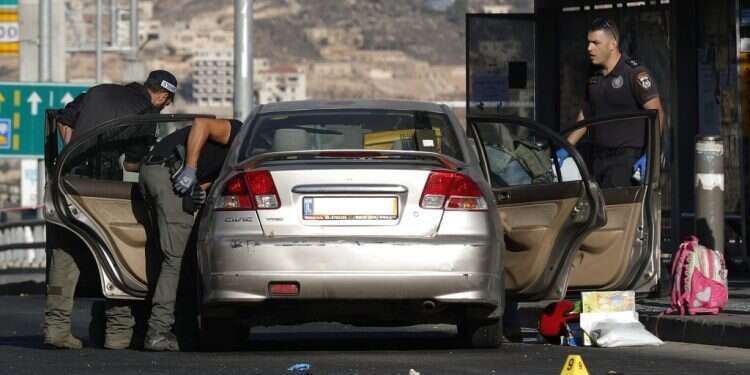 זירת הפיגוע בכניסה לירושלים, הבוקר. ציילום: EPA מפכ"ל המשטרה הנחה "להציף את ירושלים בשוטרים": המרדף אחרי מניחי המטענים נמשך