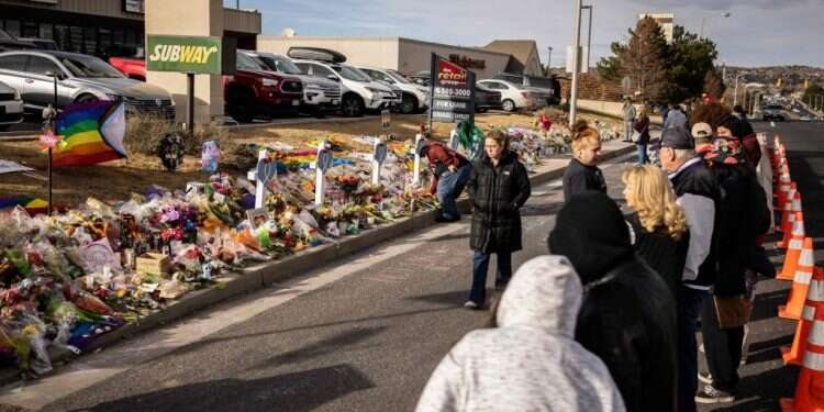 זירת הרצח בקולורדו, בשבוע שעבר. צילום: AFP הירי בקולורדו: עלילת הדם של התקשורת האמריקנית נגד הימין הגיעה לישראל