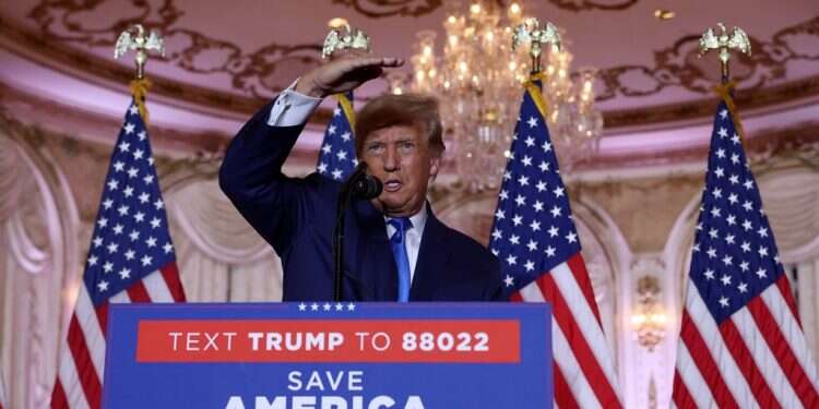 דונלד טראמפ בליל בחירות האמצע. צילום: AFP היועצים מתחננים, אבל טראמפ מתעקש לצאת בהכרזה כבר הערב