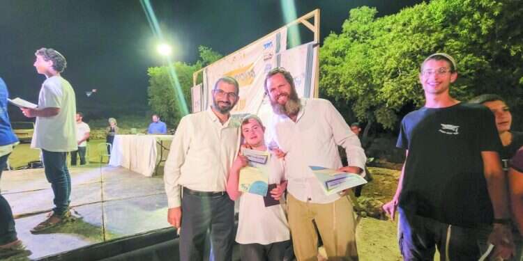 אורי סט בטקס קבלת תעודת תלמיד מצטיין עם מנהלי ישיבת בני עקיבא בעלי בשנה שעברה  "הזדמנות לעלות קומה": איך משלבים ילדים עם צרכים מיוחדים במערכת החינוך הרגילה?