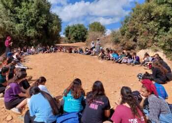 הדרמות, מאבקי הכוחות וההפתעות: החדר הצדדי של המו״מ הקואליציוני