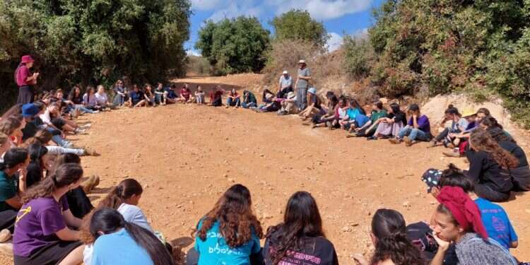 הדרמות, מאבקי הכוחות וההפתעות: החדר הצדדי של המו״מ הקואליציוני