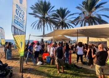 ישראלים מבלים בחוף הים, היום. צילום: יאיר קראוס כולם מבטיחים להילחם בעוני, אבל איך בכלל מגדירים עניים?