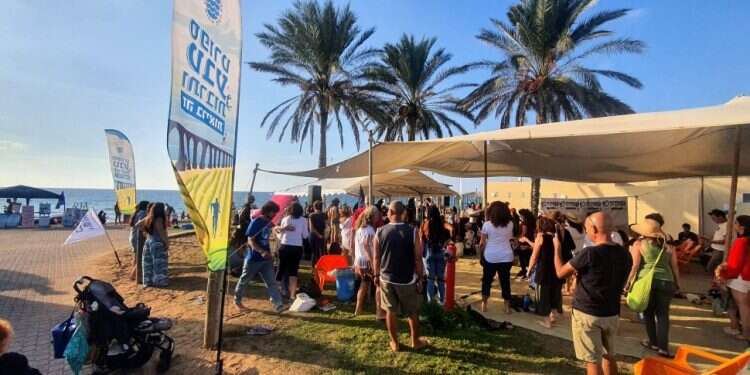 ישראלים מבלים בחוף הים, היום. צילום: יאיר קראוס כולם מבטיחים להילחם בעוני, אבל איך בכלל מגדירים עניים?