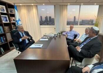 פגישות נימוס: למרות התמונות, המו"מ האמיתי לא מתקיים בלשכת נתניהו 