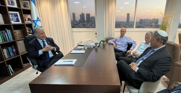 ח פגישות נימוס: למרות התמונות, המו"מ האמיתי לא מתקיים בלשכת נתניהו