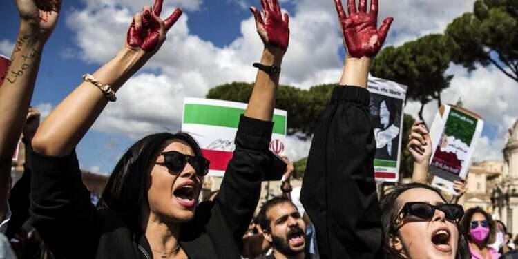 מפגינות ברומא נגד היחס האיראני לנשים. צילום:  EPA/ANGELO CARCONI חודשיים לתחילת המרד באיראן: השלטון לא קורס, אבל זה עניין של זמן