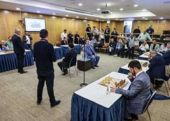 הדרמות, מאבקי הכוחות וההפתעות: החדר הצדדי של המו״מ הקואליציוני