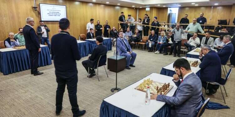 עם הגב ללוחות, ללא קושי מיוחד. הפוליטיקאים, המנכ הדרמות, מאבקי הכוחות וההפתעות: החדר הצדדי של המו״מ הקואליציוני