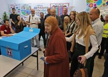 אחמד טיבי בקלפי בטייבה. צילום: AFP אחוז ההצבעה עולה: מי מרוויח ומי מפסיד?