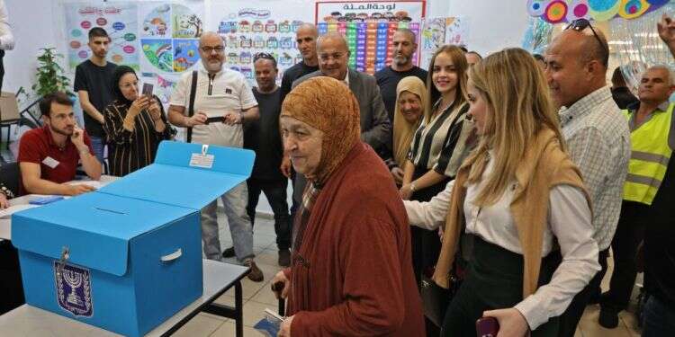 אחמד טיבי בקלפי בטייבה. צילום: AFP אחוז ההצבעה עולה: מי מרוויח ומי מפסיד?