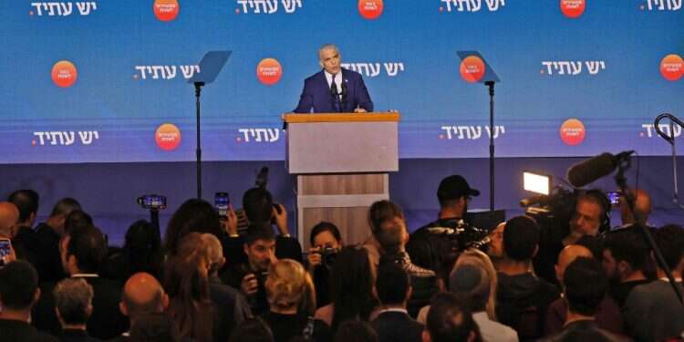 לפיד במטה הבחירות של יש עתיד. צילום: איי.אף.פי