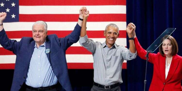 אובמה מלהיב את הקהל בלאס־וגאס. הנשיא ביידן לא הגיע. צילום: איי.אף.פי הדמוקרטים לקראת תבוסה בקונגרס, ושוב זו הכלכלה