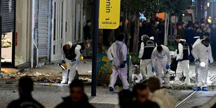 זירת הפיגוע באיסטנבול. צילום: AFP הפיגוע באיסטנבול חושף את הכשלים באסטרטגיה של ארדואן