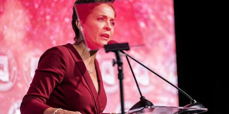 קארי לייק נואמת בליל הבחירות. צילום:AFP
 המועמדת של טראמפ מסרבת להודות בהפסד באריזונה, הרפובליקנים ממשיכים בלעדיה