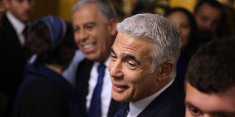 ראש האופוזיציה המיועד יאיר לפיד. צילום: AFP אופוזיציה במשבר קיומי: גוש השינוי איבד כל סיכוי לחזור לשלטון